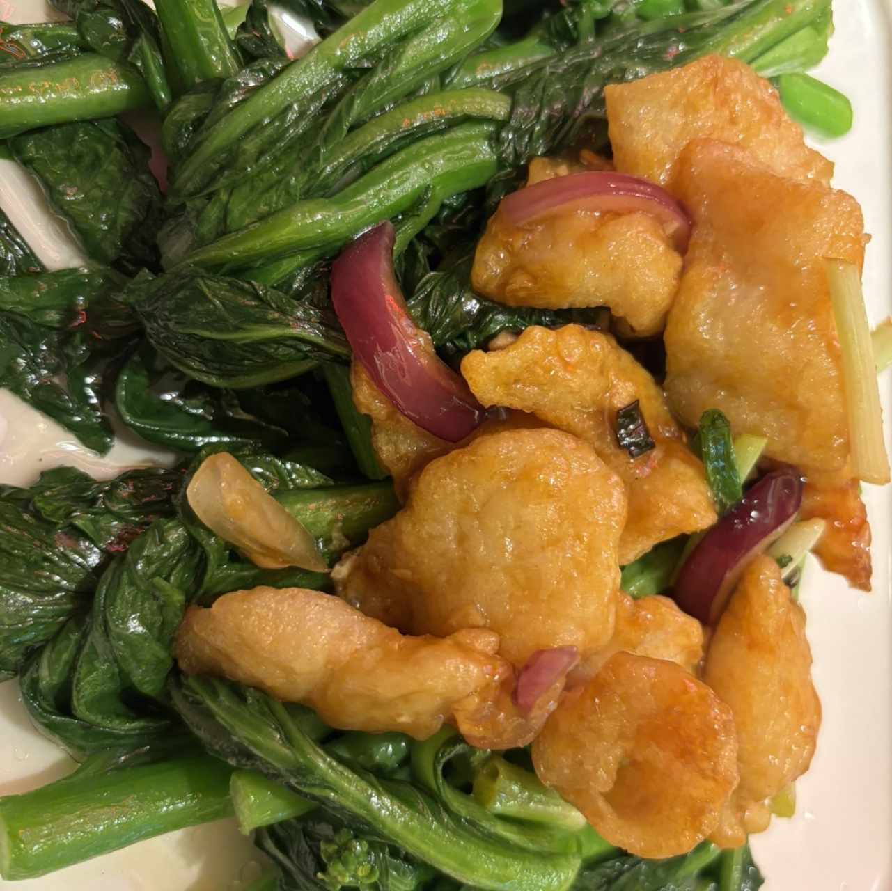 Pescado con hojas de mostaza 