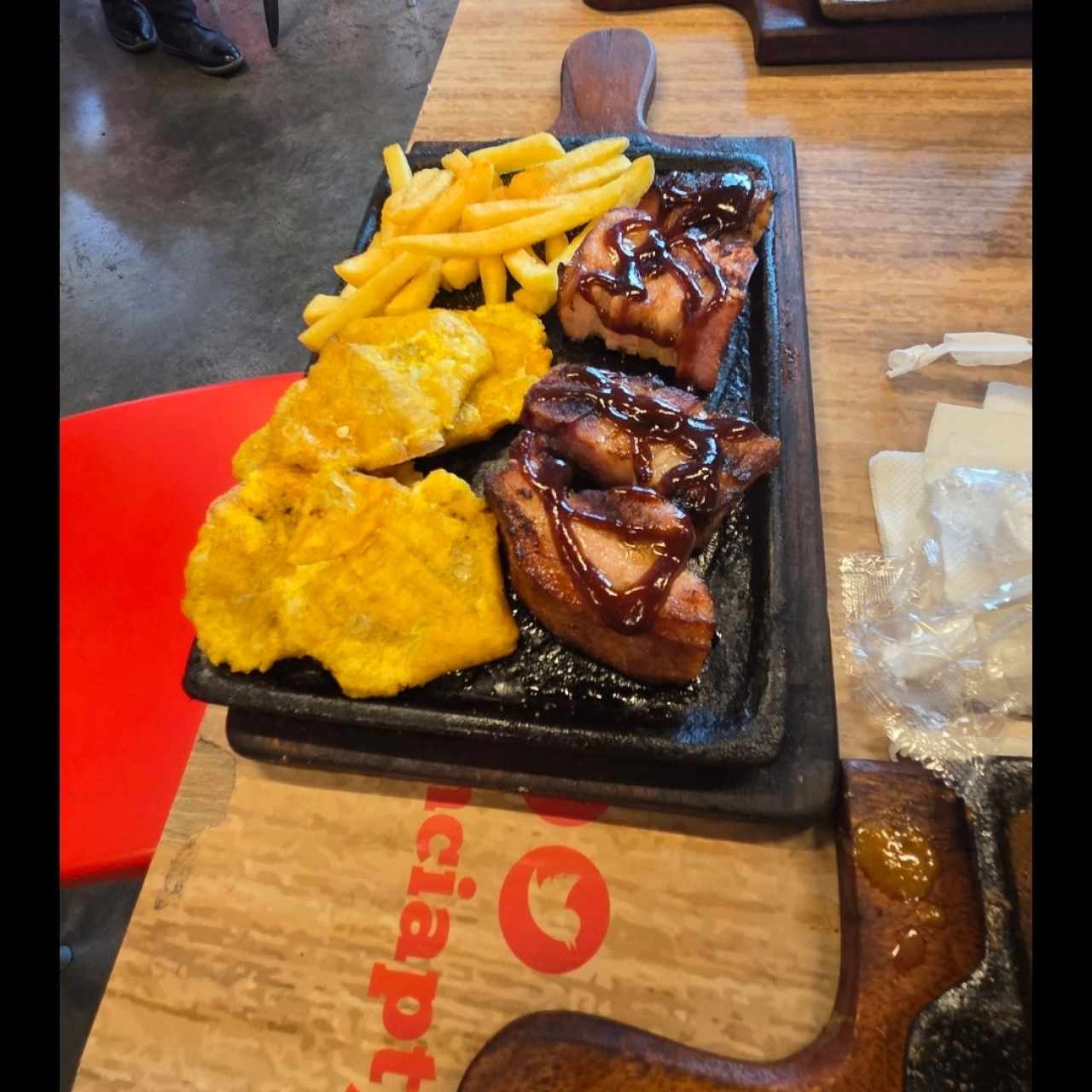 Comidas - Costilla de Cerdo plátanos papas 