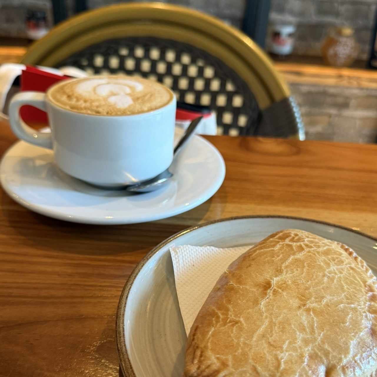 Latte + Empanada de pollo buffalo