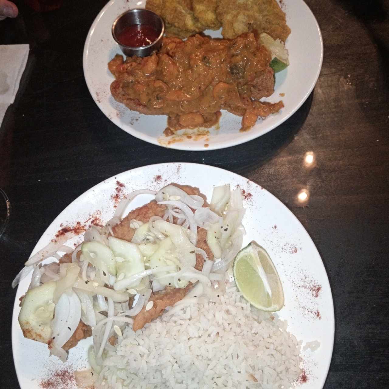 filete de pescado a lo macho con patacones y filete de pescado al escabeche, ambos deliciosos 