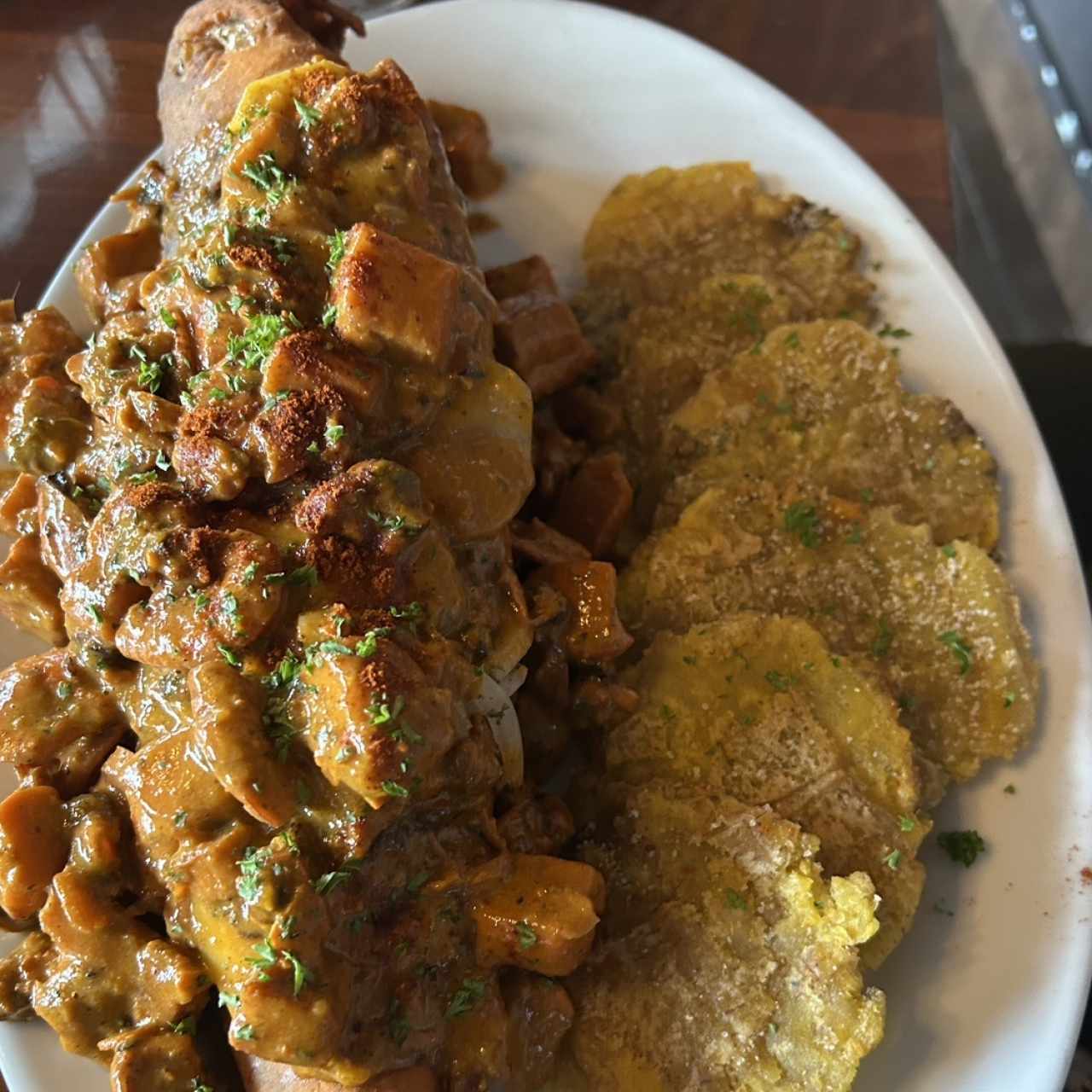 Pescado relleno a lo macho-patacon