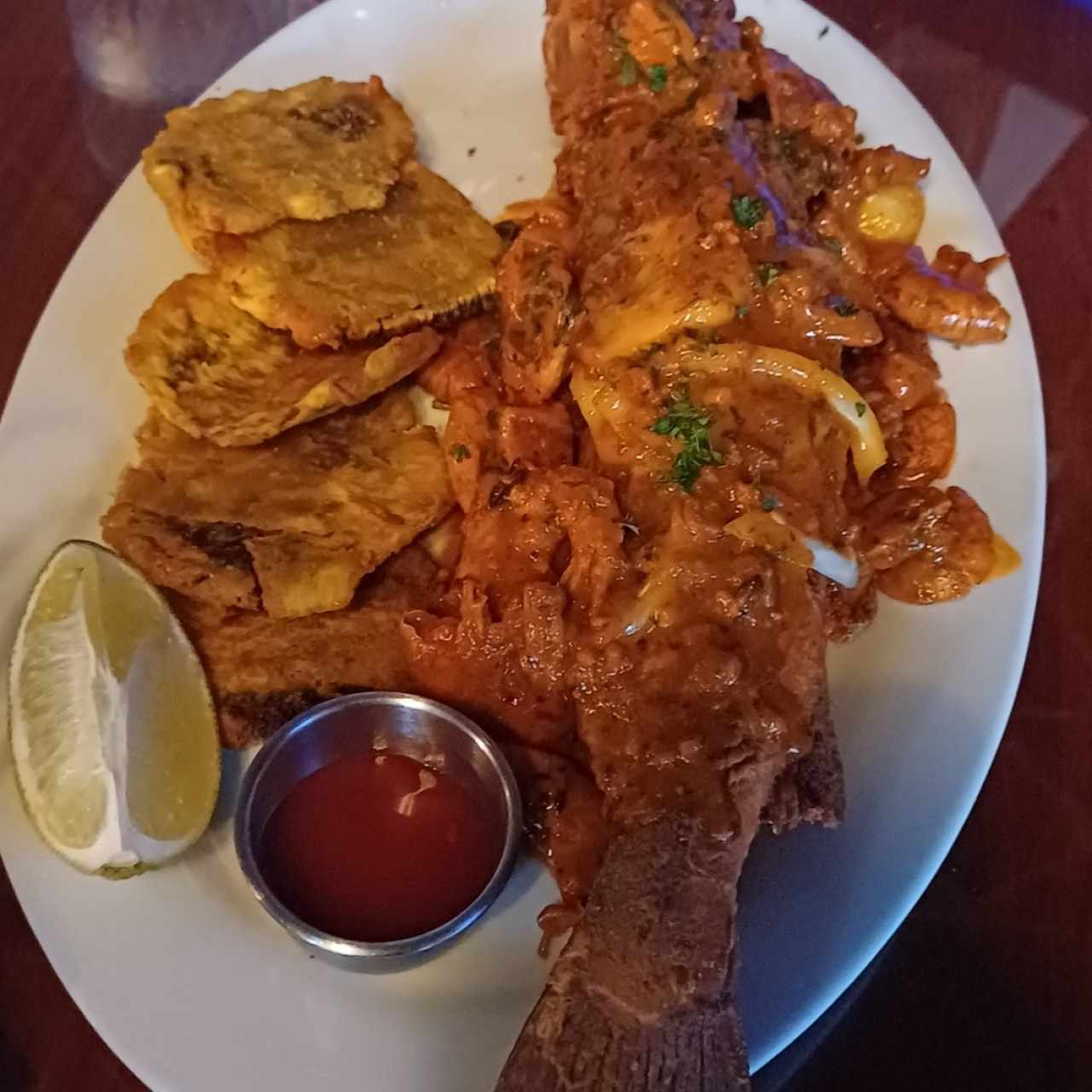 Corvina A lo Macho con Patacones 