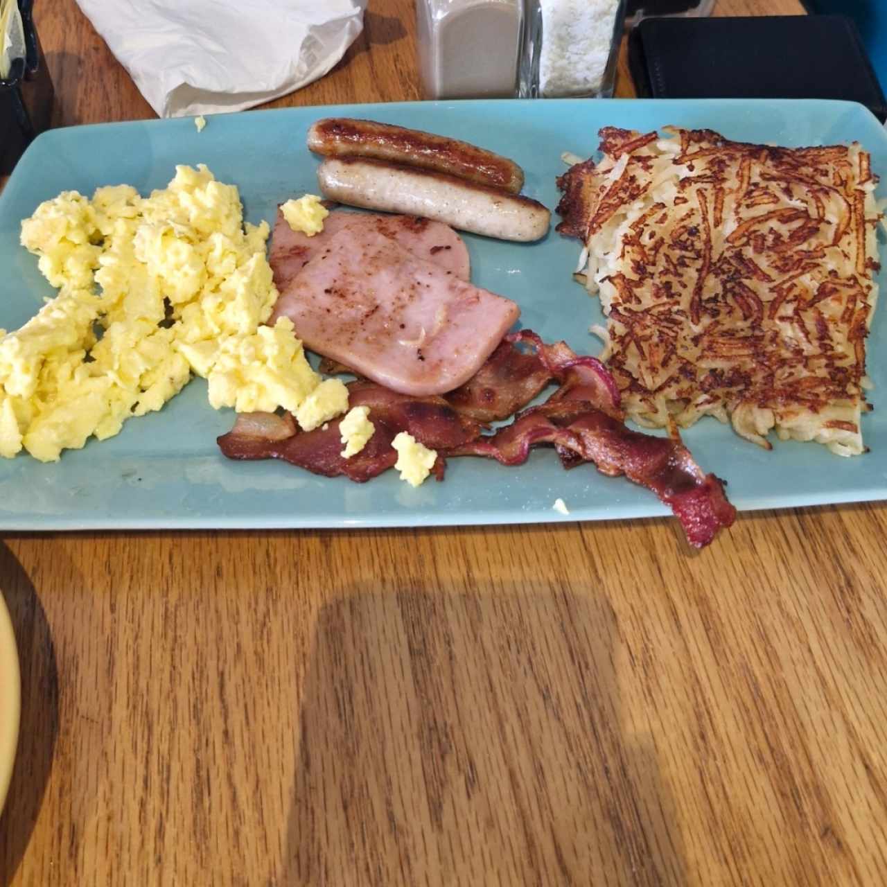 2 Huevos+Papa Hash Brown +2 Salchichas o 2 Tiras de Tocino