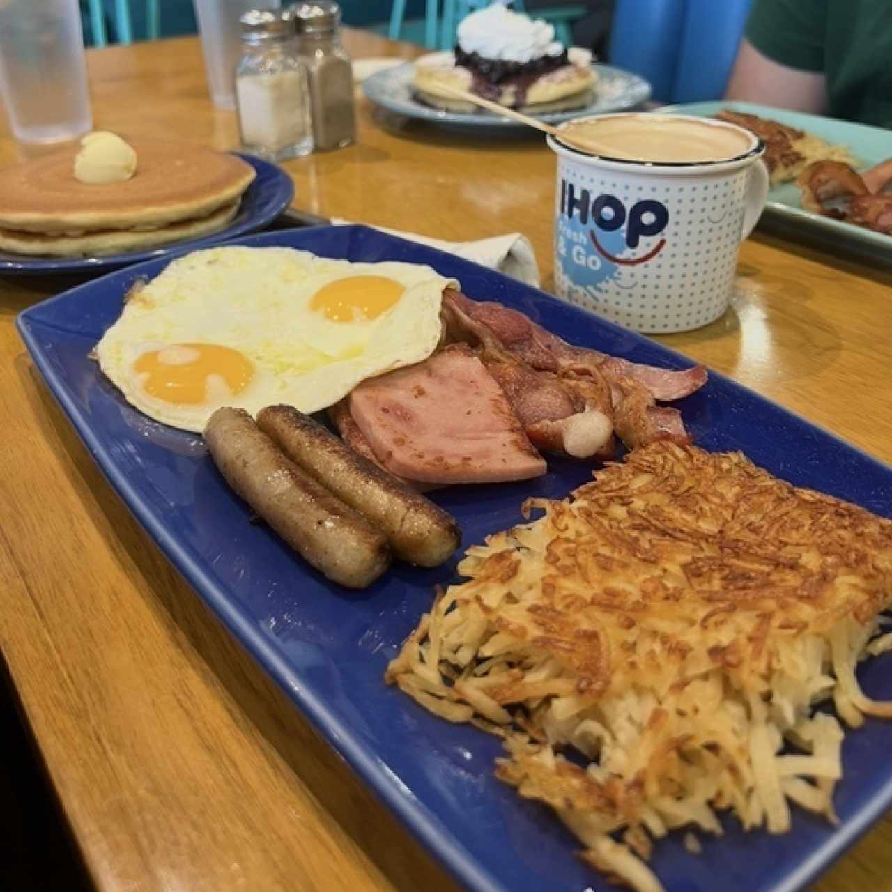 2 Huevos+Papa Hash Brown +2 Salchichas o 2 Tiras de Tocino