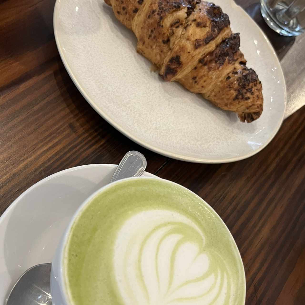 Matcha latte. Sabor muy ligero 7/10, croissant de nutella 3/10