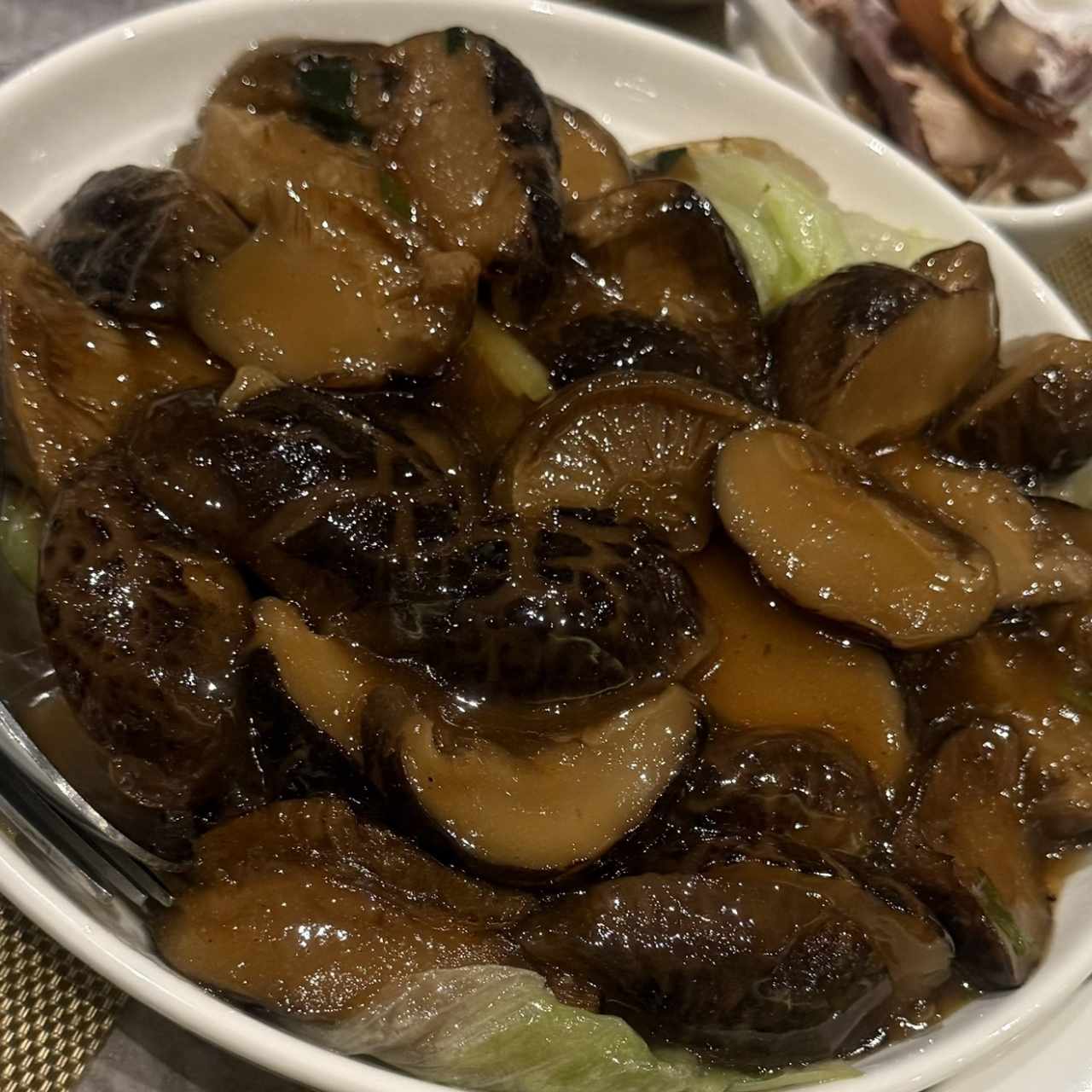 Hongos chinos con lechuga
