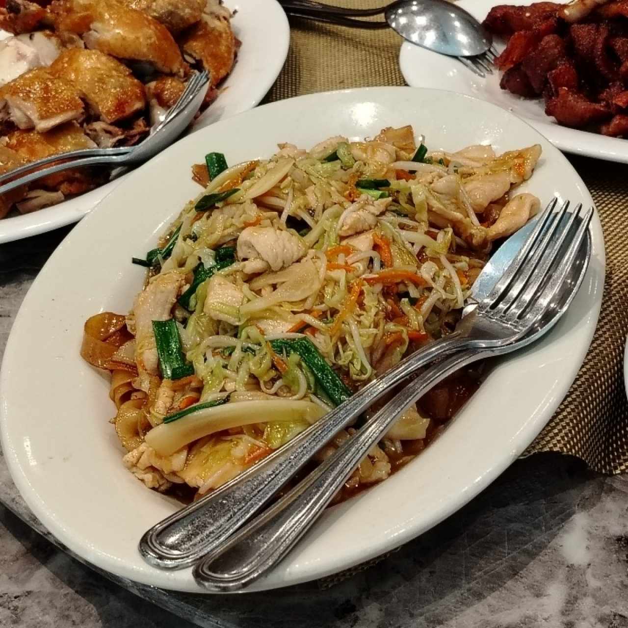 Chow fun de puerco, pollo, carne o camarones