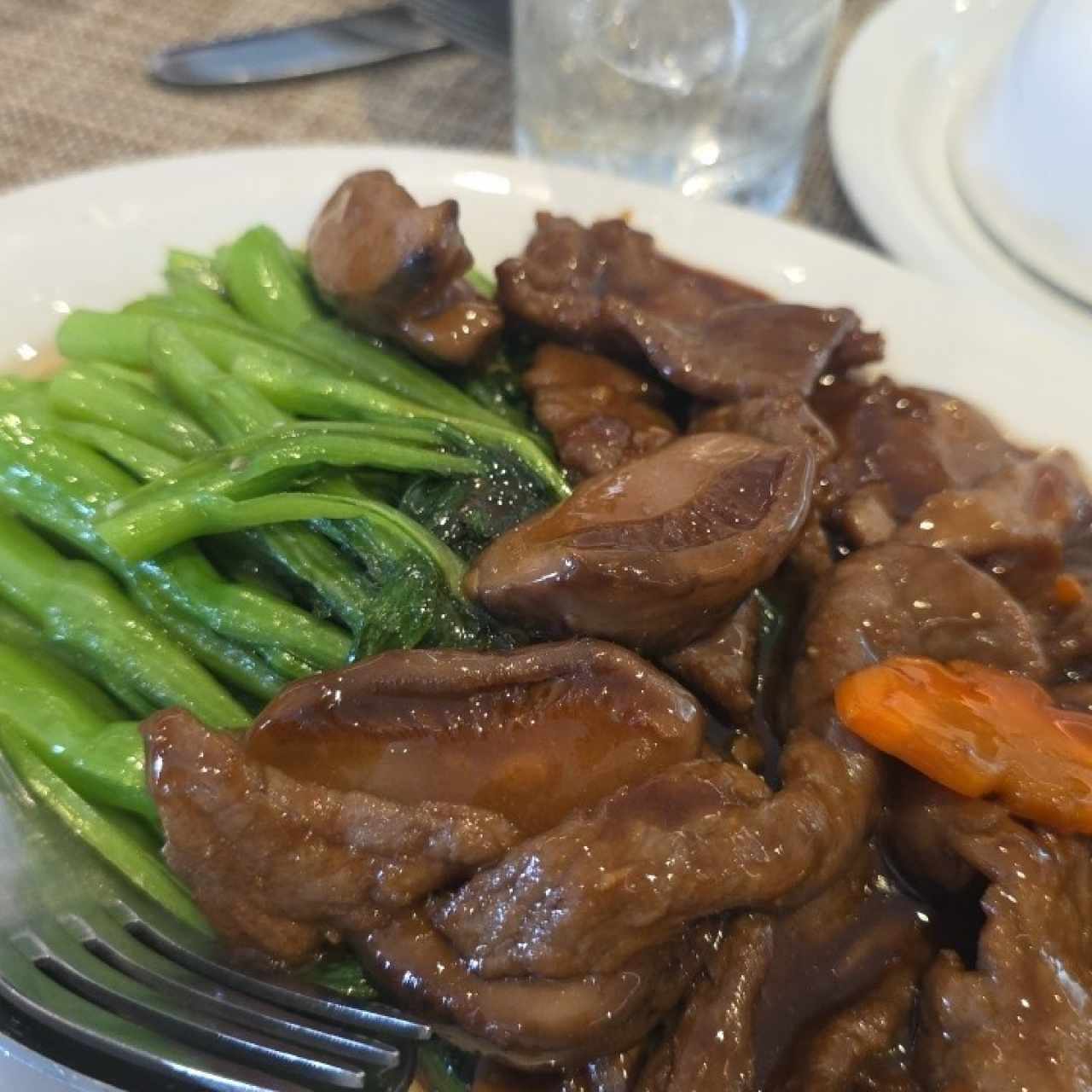 Carne con hoja de mostaza