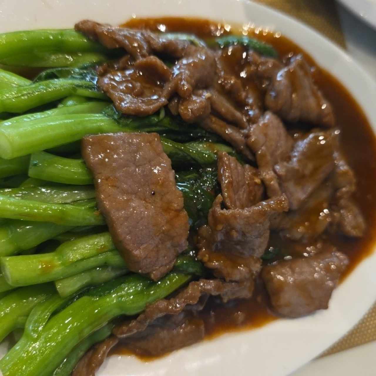 Carne con hoja de mostaza