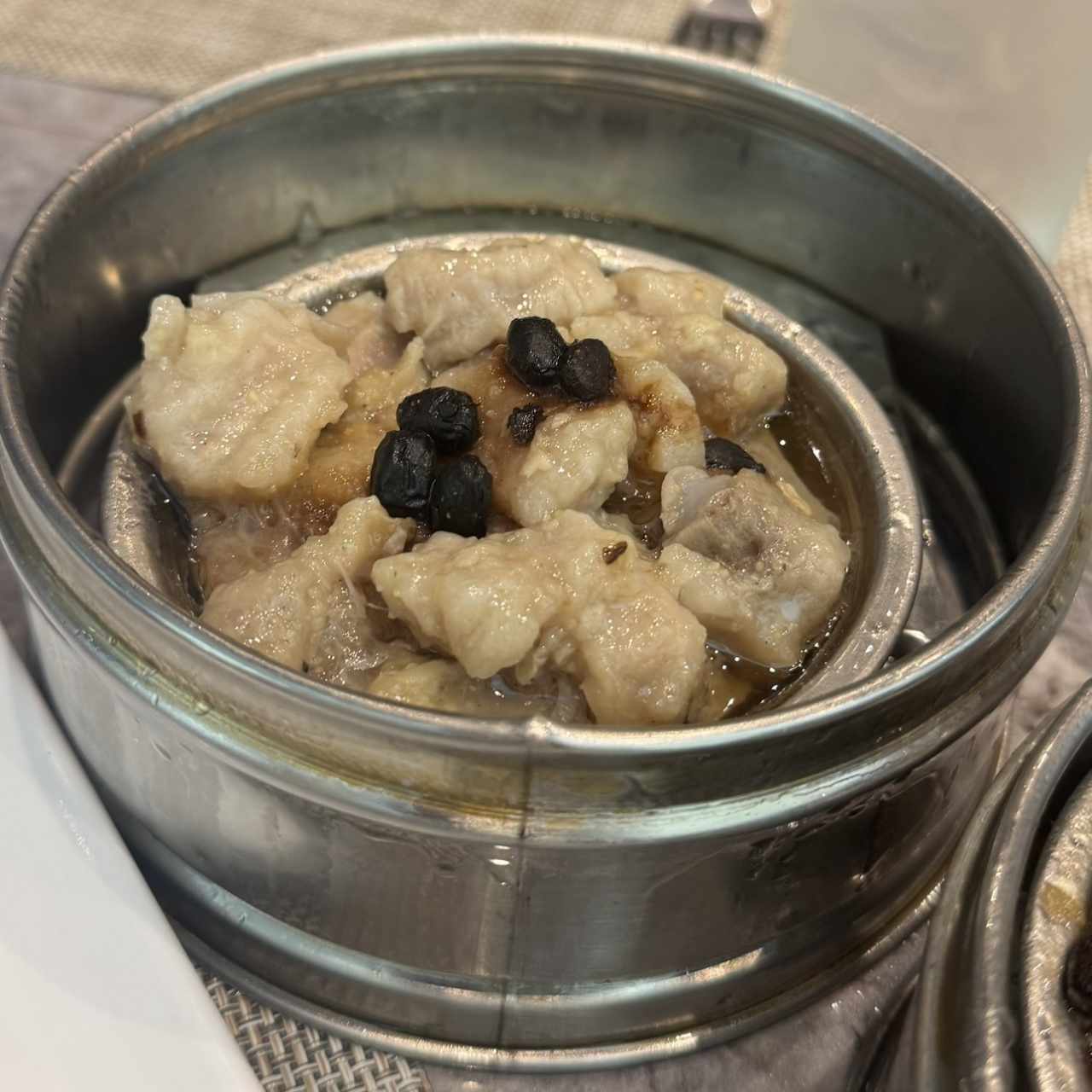 Costillitas al vapor en salsa de F/N
