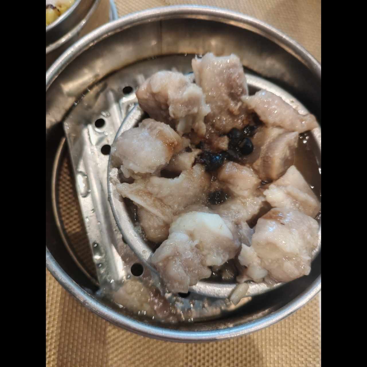 Costillitas en salsa de frijoles negros