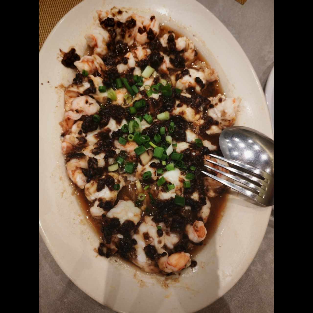 Camarones en salsa de frijoles negros y vermicelli 