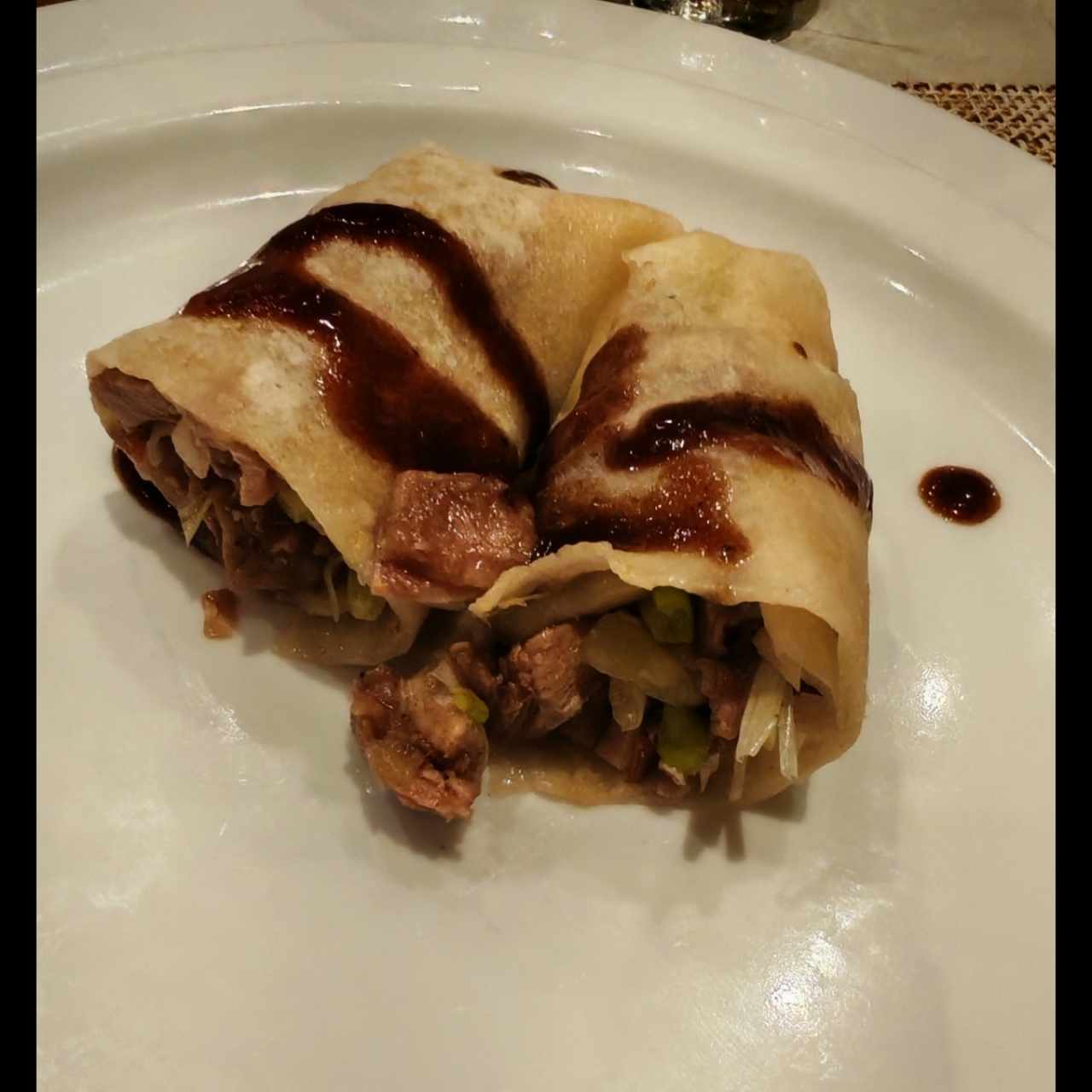 Rollo (tipo taco) con pato asado y salsa