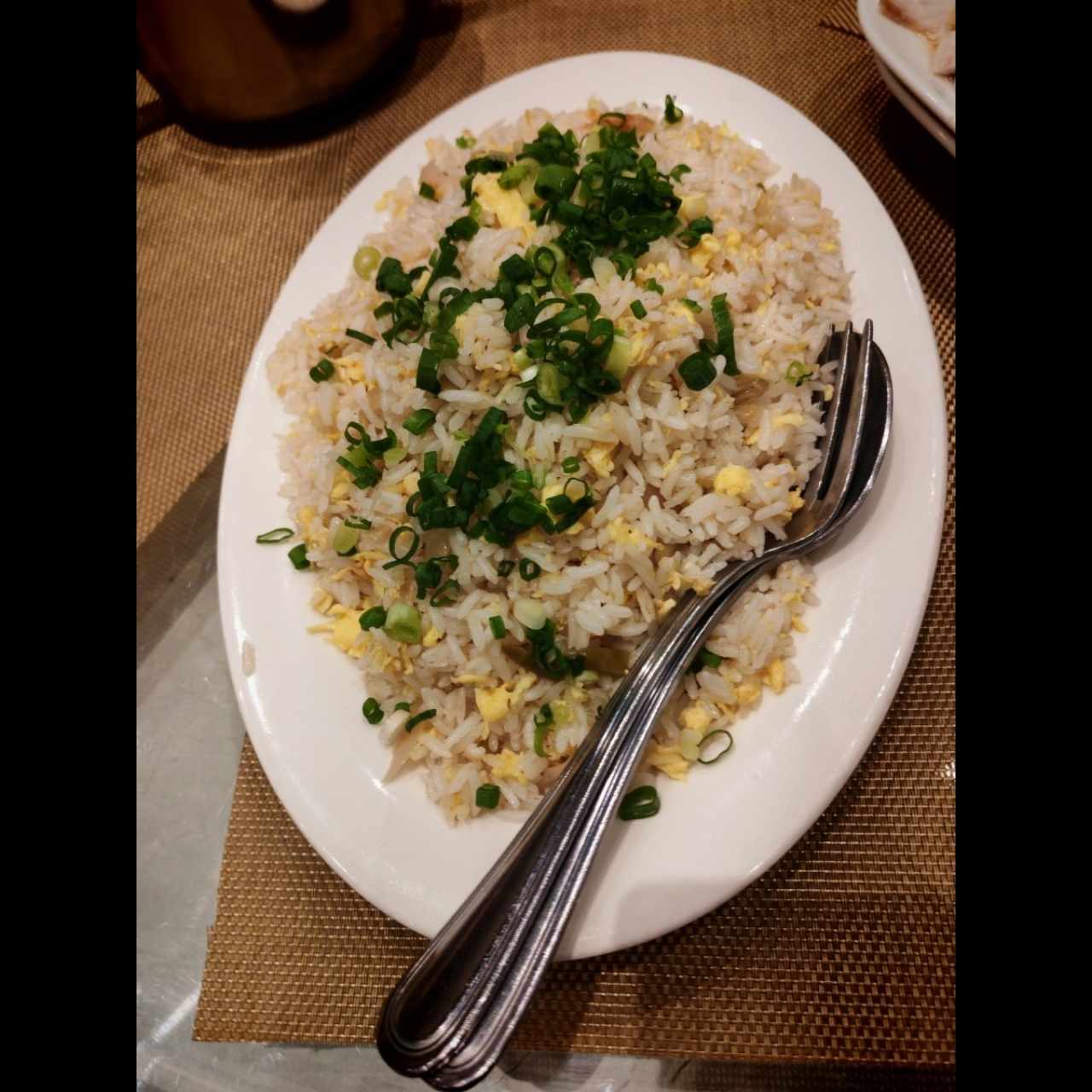 Arroz frito con huevo y turnip chino
