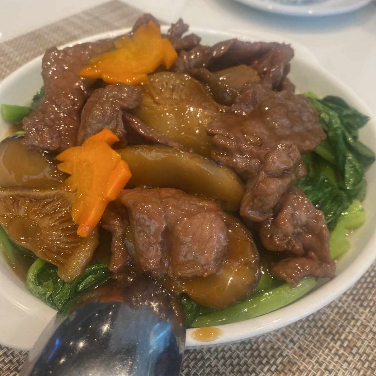 Carne con hoja de mostaza