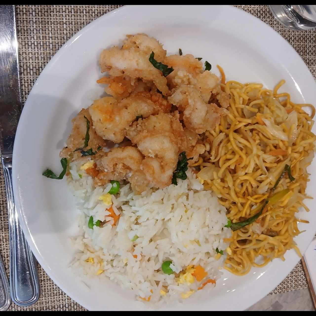 Menú Ejecutivo camarones apanados con chow mein, arroz vegetales. 