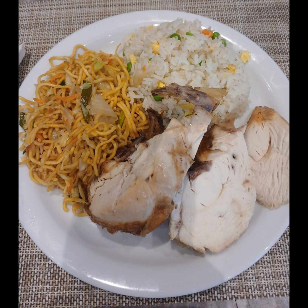 Menú Ejecutivo Pollo asado, chow Mein, arroz vegetales. 