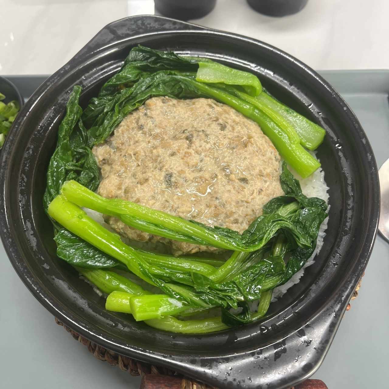 Puerco picado con hoja seco