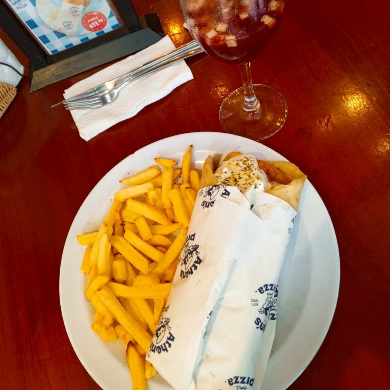 giro de salmón, no lo recomiendo, no sabe a nada.  y las meseras demoran mucho en atender y el restaurante estaba vacío.