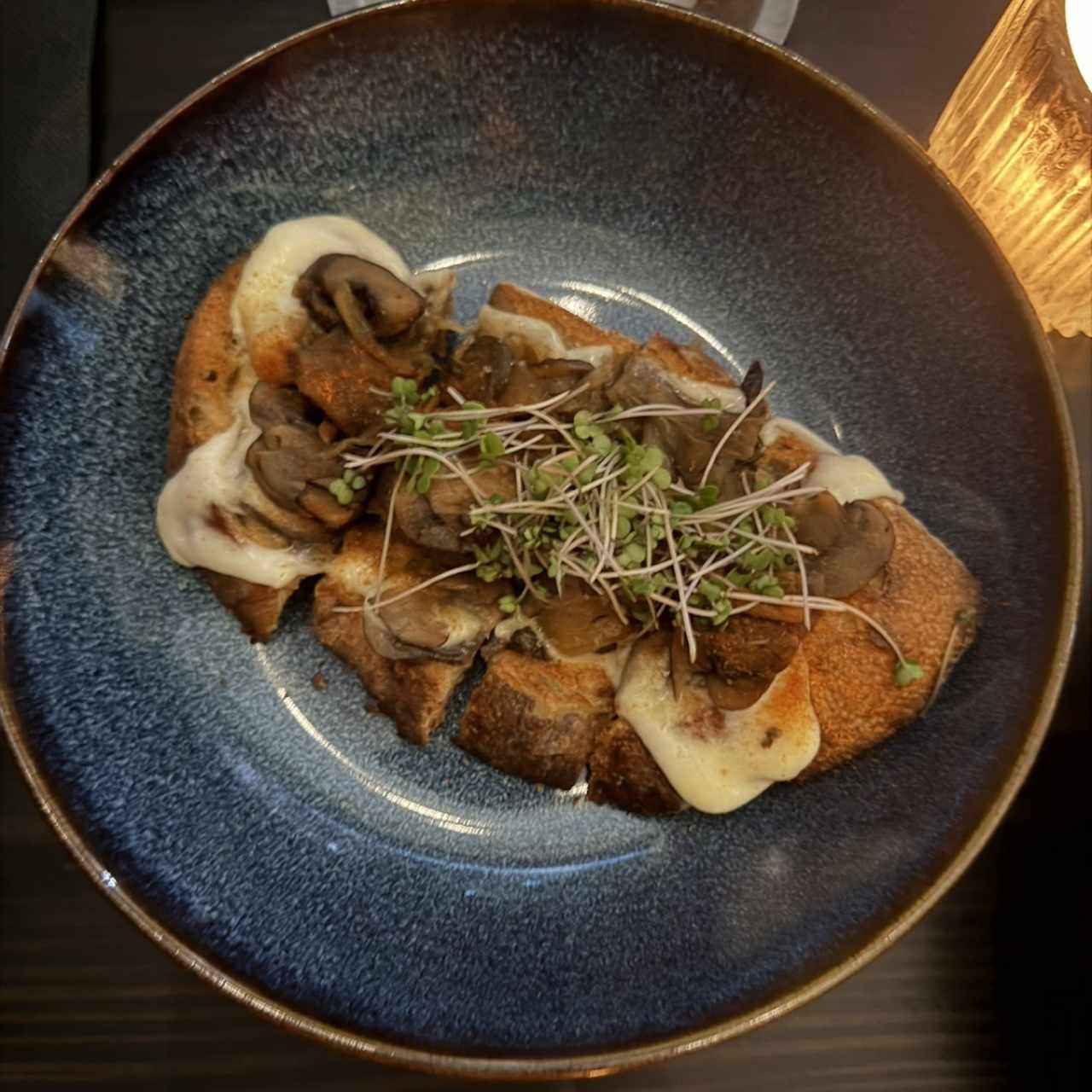 Tostada de masa madre y hongos