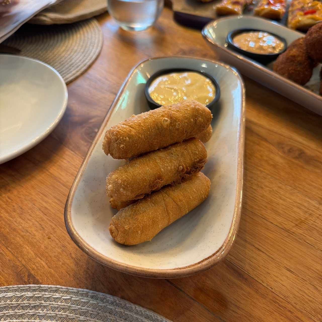 Tequeños Con salsa de Tomillo y ají Chombo