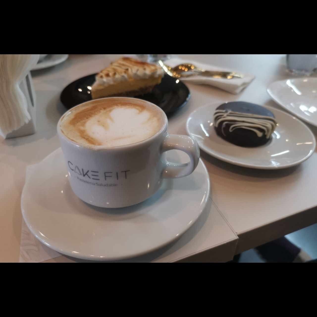Trío perfecto (café lavazza, pastel de limón y alfajor de chocolate) 