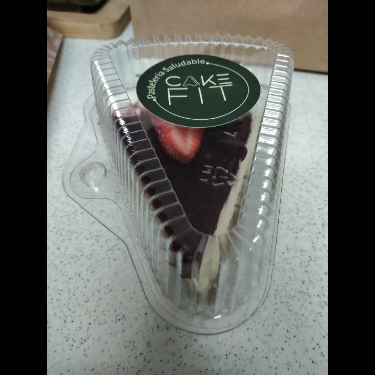 Dulce de chocolate y frutos rojos