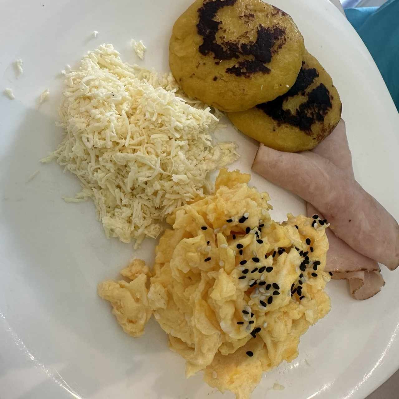 Arepas de platano maduro con huevo, queso y pavo