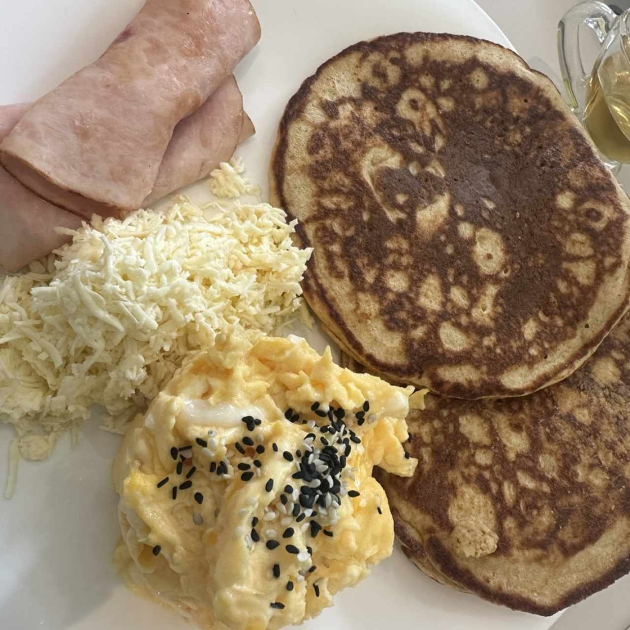 Pancake de avena con huevo, queso y pavo