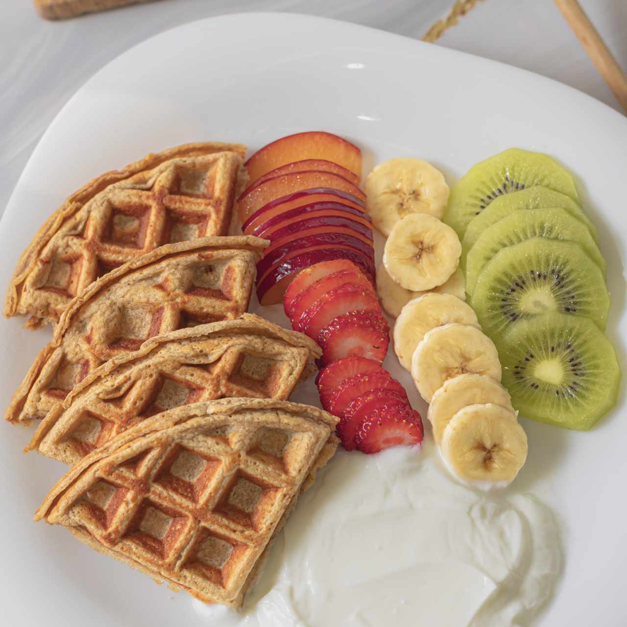 Wafles de Guineo con Frutas