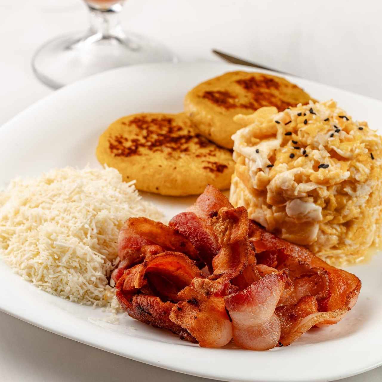 Arepas con Bacon Huevo y Queso