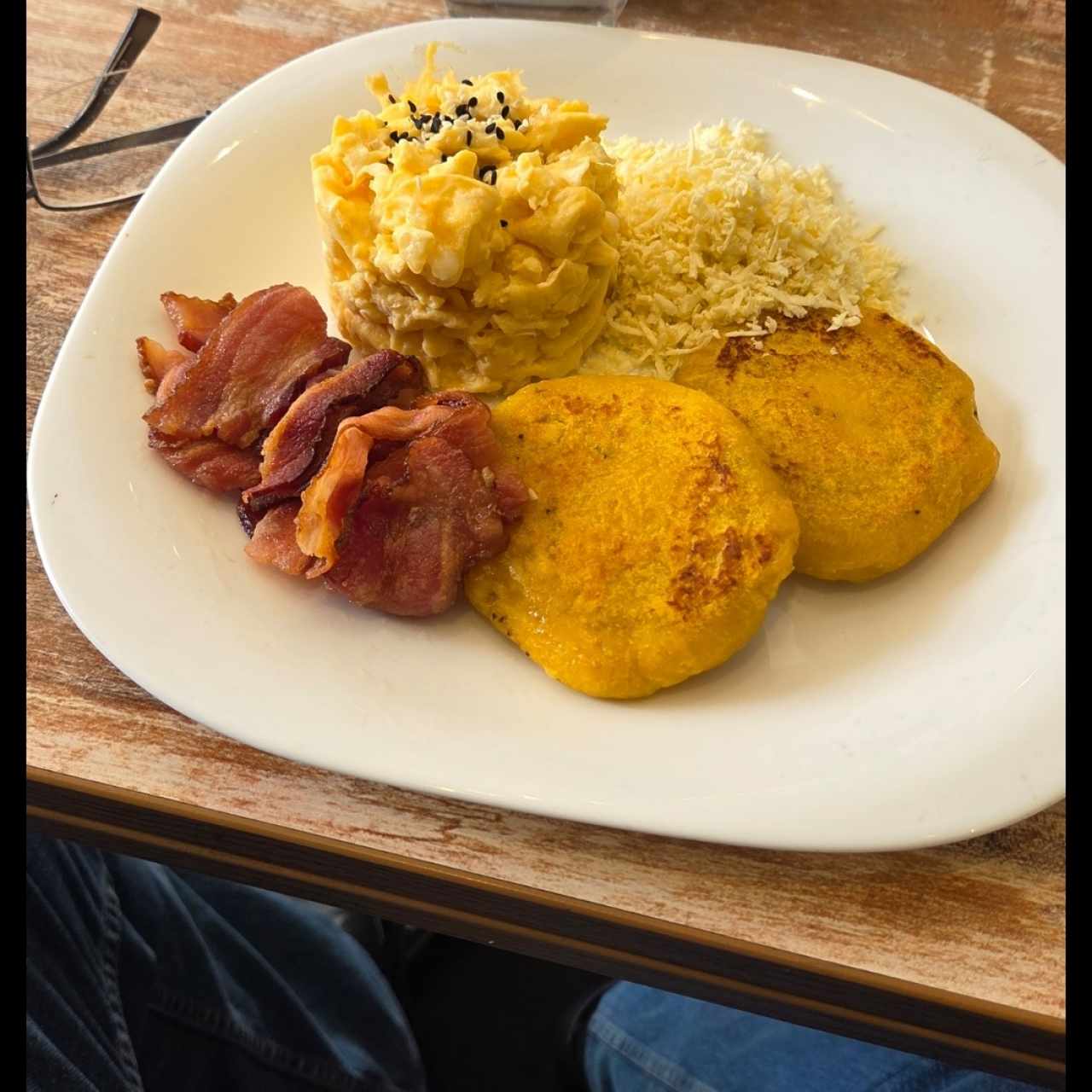 Arepas con bacón huevos y queso