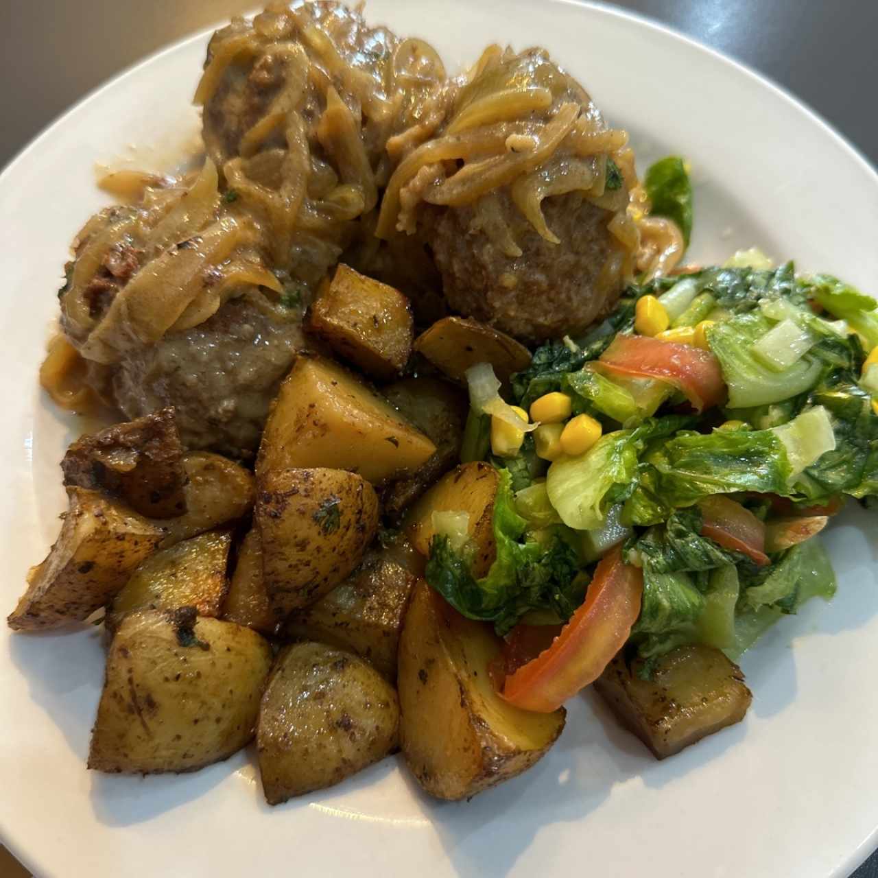 Albóndigas con papas y ensalada 