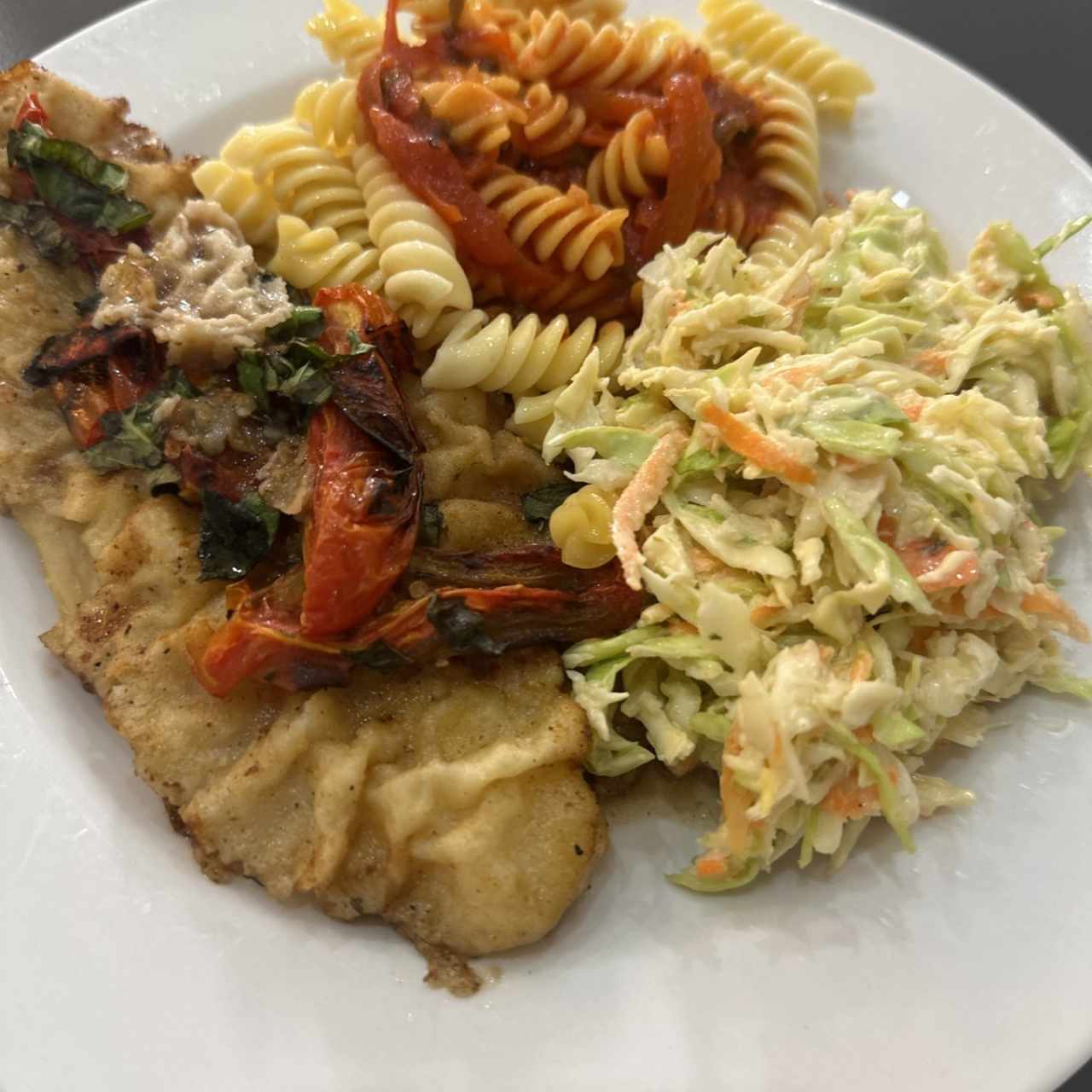 Filete de pescado con pasta y ensalada 