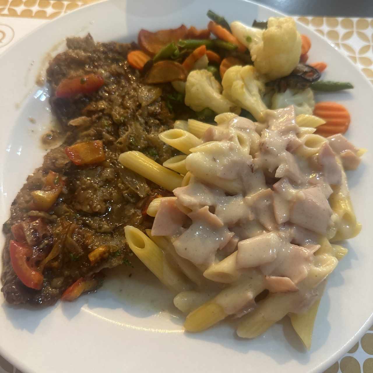 Scallopina de res con vegetales y pasta 