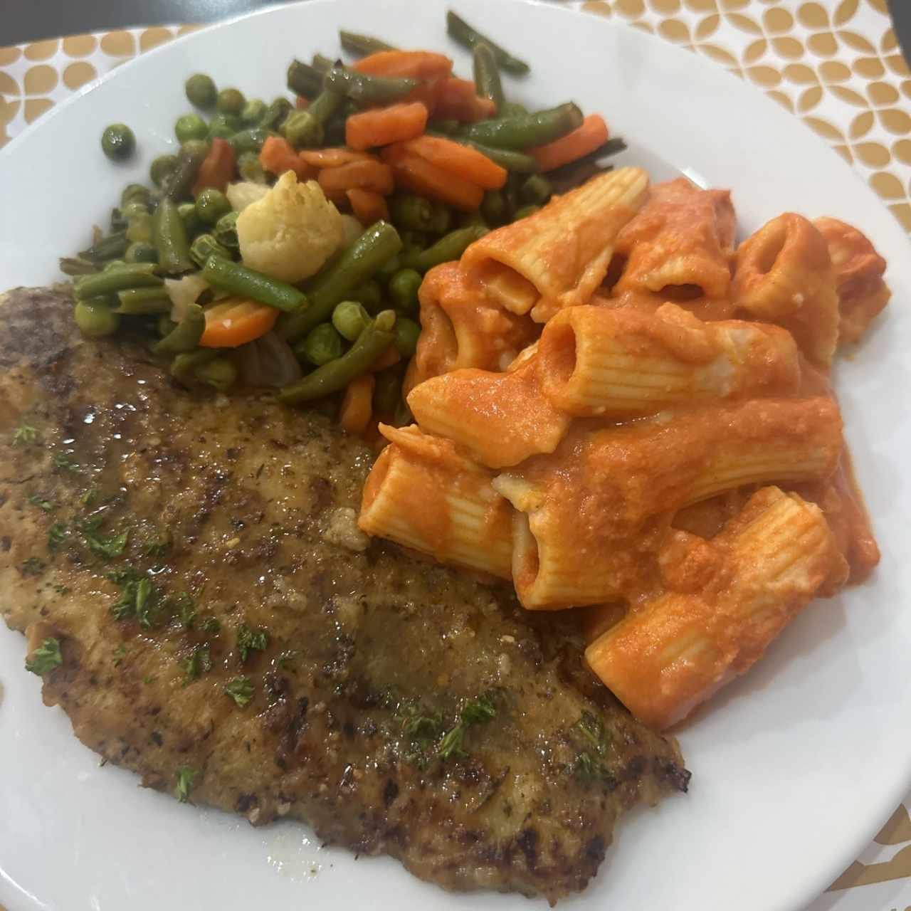 Pescado con vegetales y pasta 