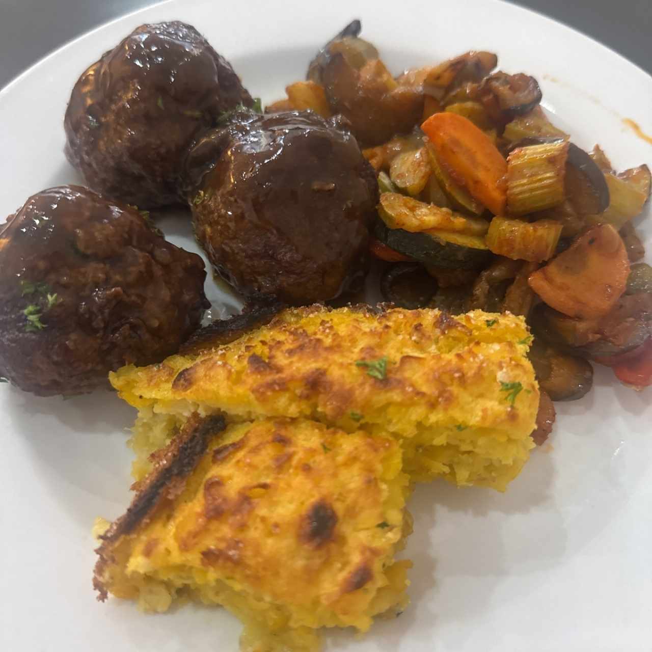 Albóndigas con pastel de maiz y vegetales 