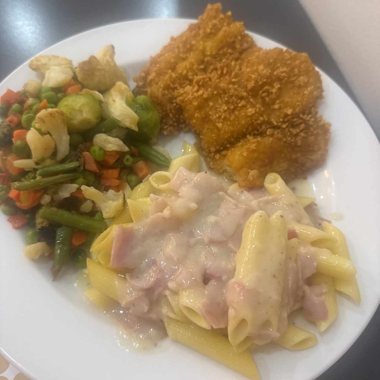 Filete de pescado con pasta y vegetales 