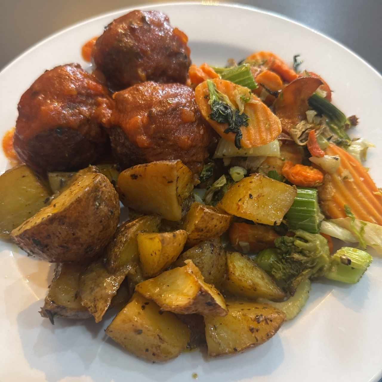 Albóndigas con papas y vegetales 