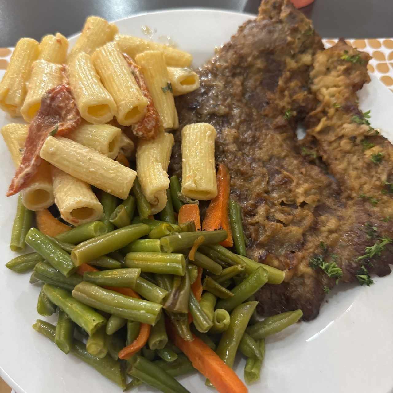 Scallopina de res con pasta y vegetales 