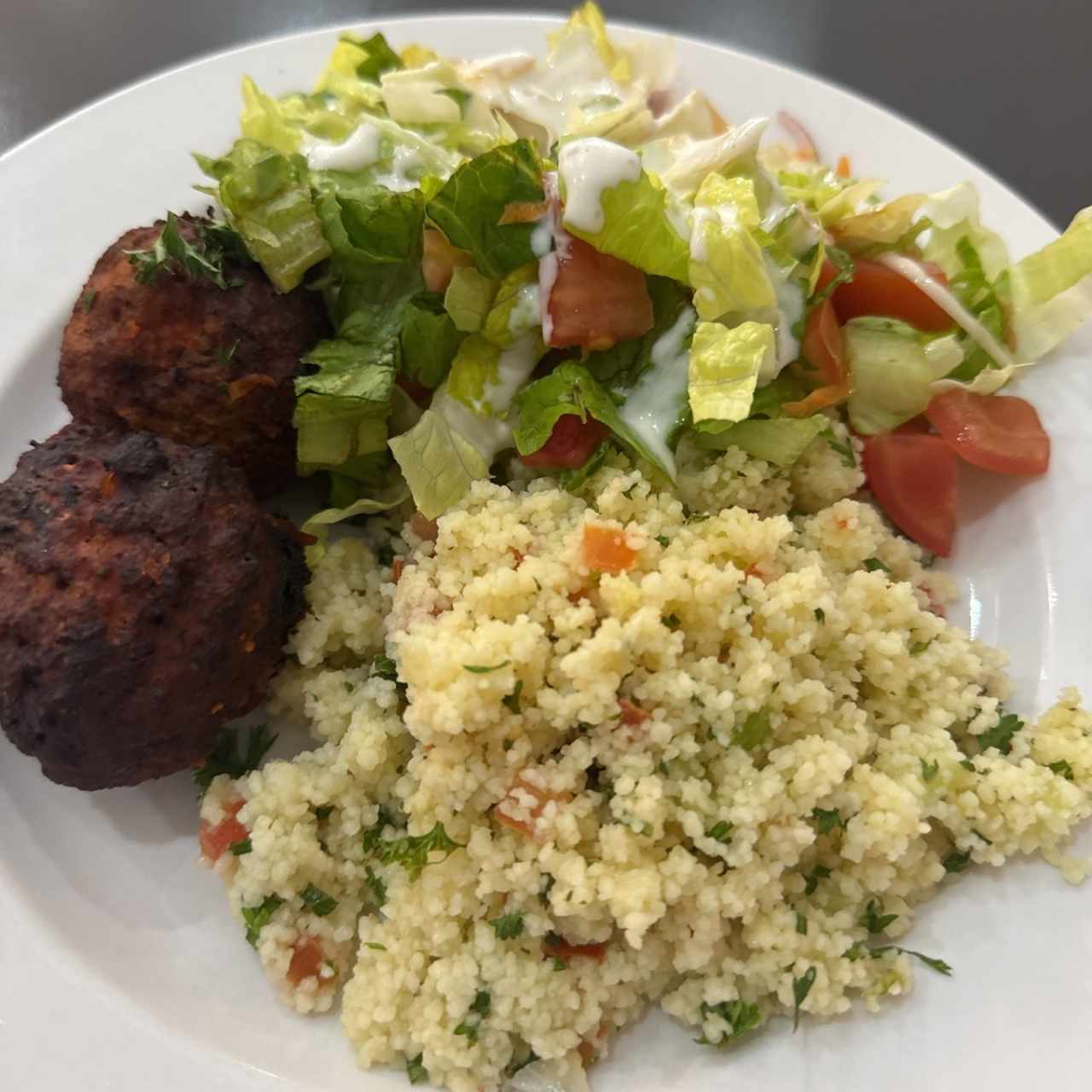 Albóndigas con cous cous y ensalada 