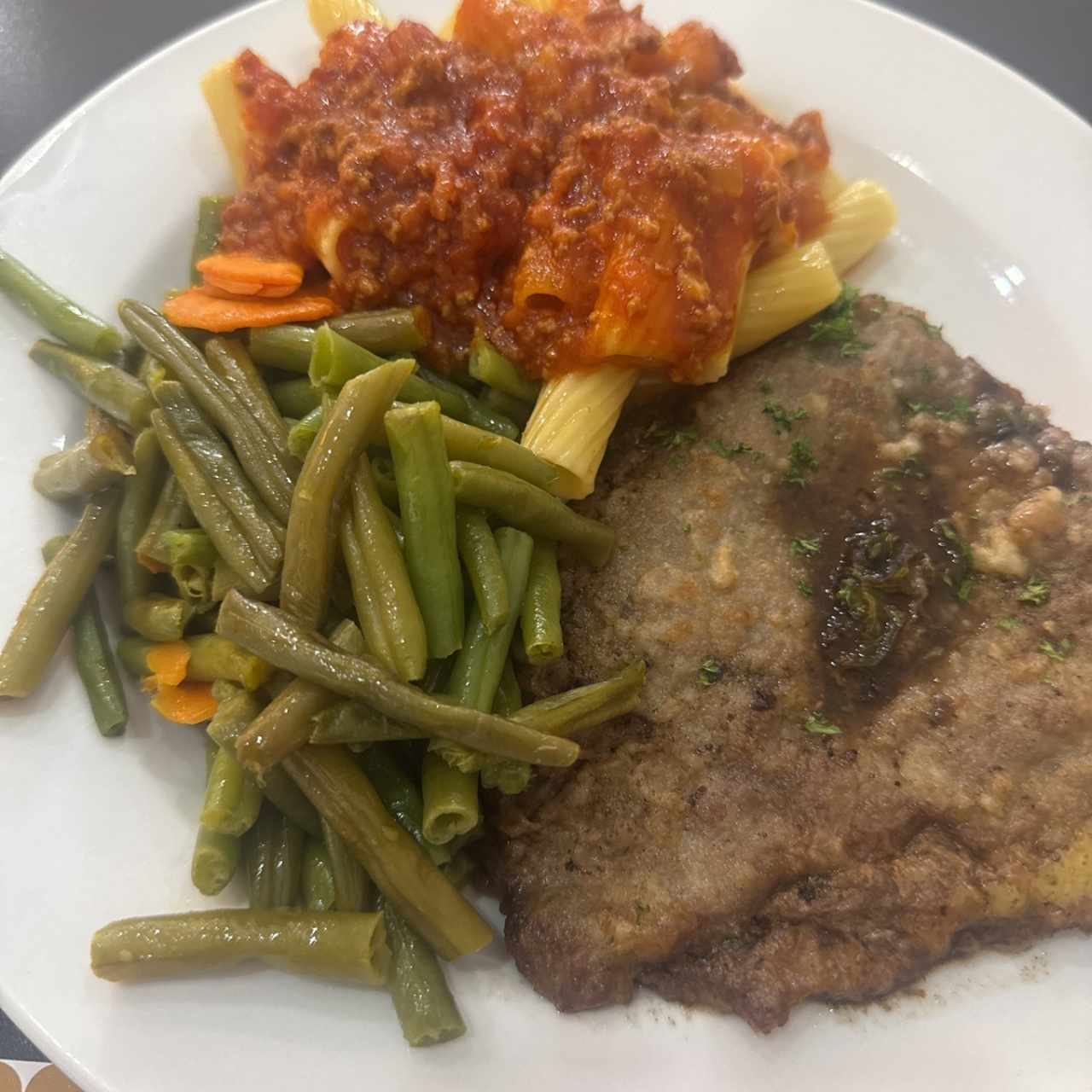 Saltimboca con vegetales y pasta 
