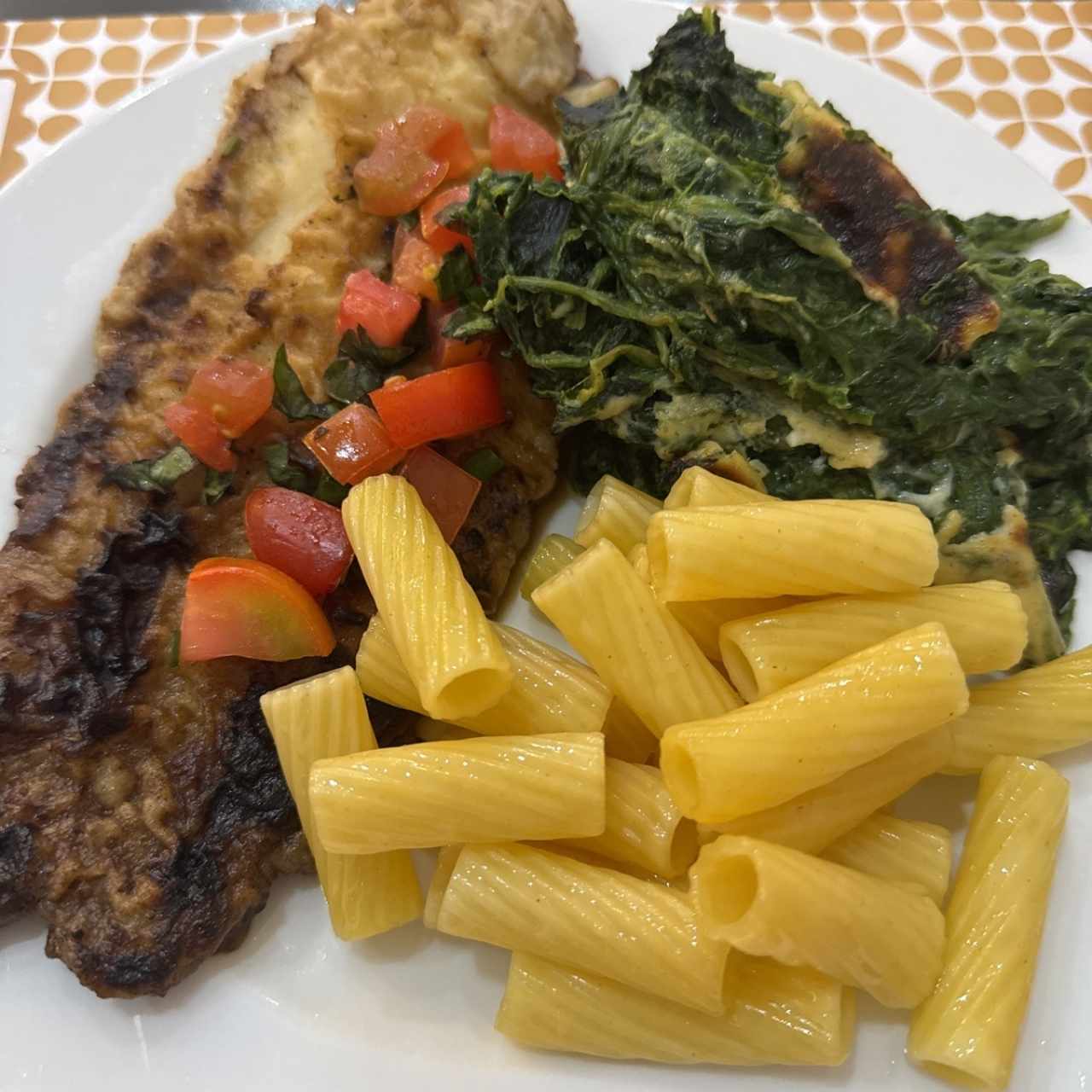 Pescado con espinaca y pasta 