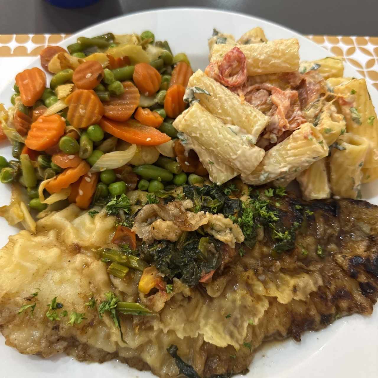 Pescado con vegetales y ensalada de pasta 