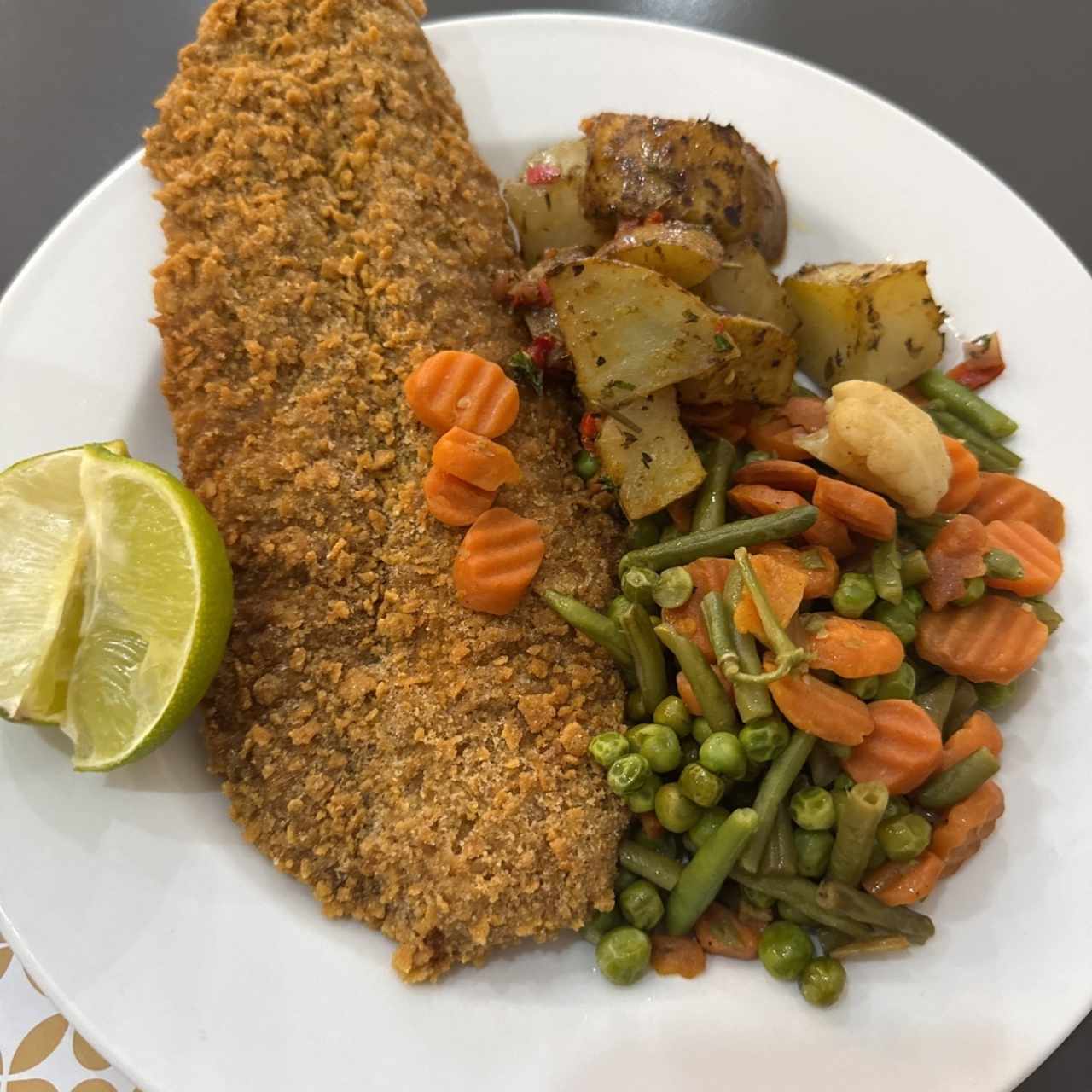 Filete de pescado con papas y vegetales 