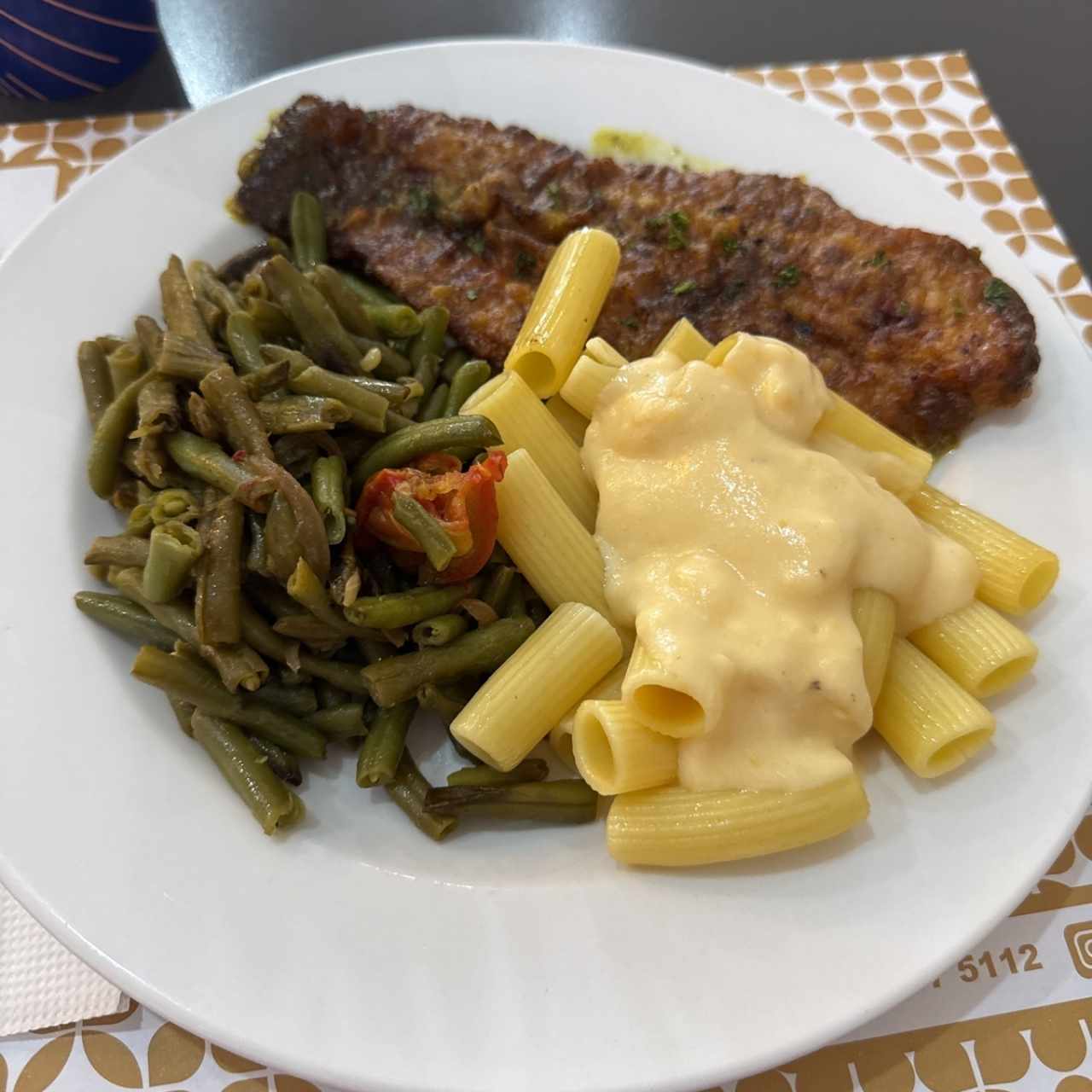 Pescado con vegetales y pasta 
