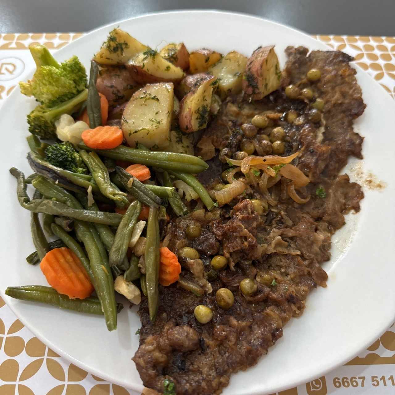 Scallopina de res con papas y vegetales 
