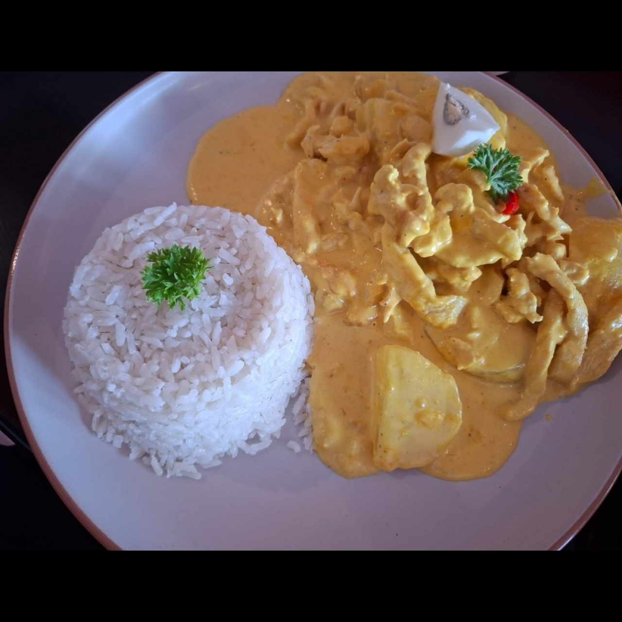 PLATOS FUERTES - AJí de gallina