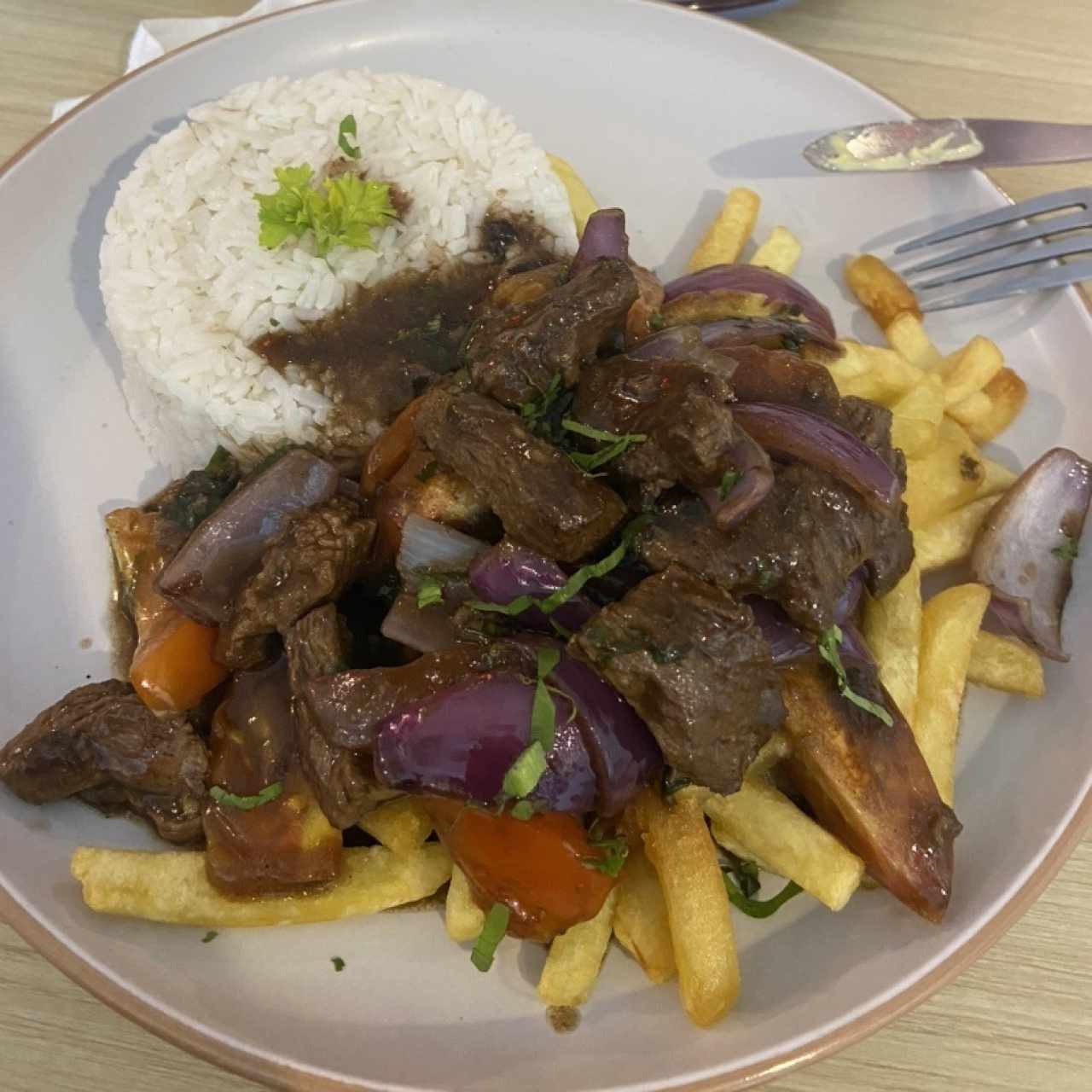 PLATOS FUERTES - Lomo Saltado
