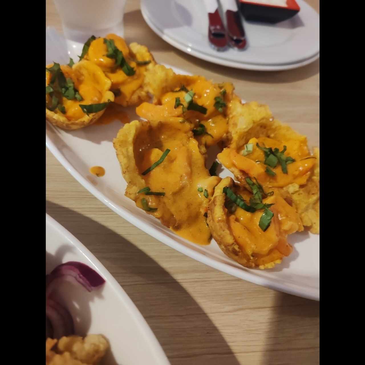 Patacones rellenos de Mariscos Calientes